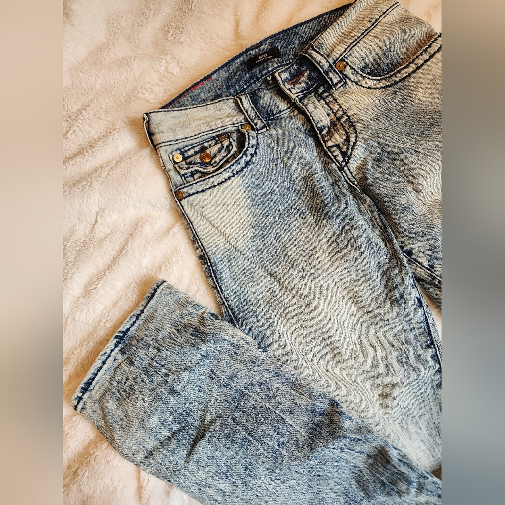 True Religion Light Blue/ Acid Wash Jeans - Picture 8 of 9